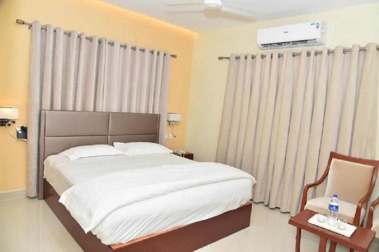 Ganesh Meridian Tiruppattur Exteriér fotografie